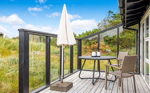Cate - 900M from the Sea: Hout, Meubilair, Flooring, Houten Vloer, Verdieping, Hardwood, Dek, Veranda, Stoel, Balkon