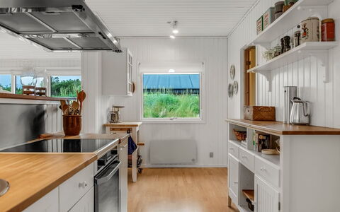 Cate - 900M from the Sea: Keuken, Toestel Van De Keuken, Flooring, Hout, Interieur Ontwerp, Countertop, Plafond, Major Appliance, Verdieping, Huishoudapparatuur