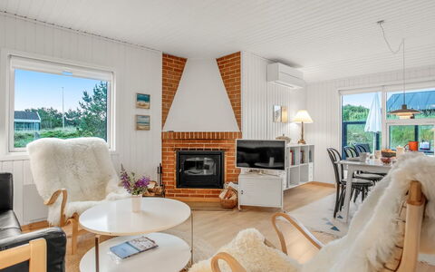 Cate - 900M from the Sea: Interieur Ontwerp, Hout, Meubilair, Huis, Plafond, Flooring, Verdieping, Woonkamer, Kamer, Stoel