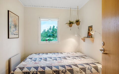 Cate - 900M from the Sea: Muur, Interieur Ontwerp, Slaapkamer, Hout, Flooring, Verdieping, Bed, Plafond, Laken, Kamer