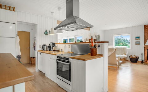 Cate - 900M from the Sea: Keuken, Flooring, Countertop, Hout, Toestel Van De Keuken, Meubilair, Interieur Ontwerp, Cabinetry, Verdieping, Major Appliance
