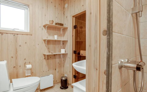 Cate - 900M from the Sea: Flooring, Verdieping, Hout, Loodgieterswerkinrichting, Interieur Ontwerp, Plafond, Badkamer, Kamer, Toilet, Loodgieter