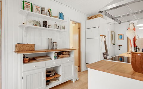 Cate - 900M from the Sea: Meubilair, Keuken, Interieur Ontwerp, Cabinetry, Flooring, Countertop, Hout, Verdieping, Plafond, Toestel Van De Keuken