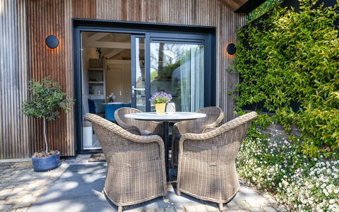 Residence Domburgse Duinen: Verblijf, Huis, Tuin, Garden Gebouwen, Werf, Stoel, Siding, Backyard, Schaduw, Buitenmeubels