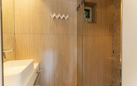 Residence Domburgse Duinen: Flooring, Muur, Hout, Verdieping, Interieur Ontwerp, Loodgieterswerkinrichting, Badkamer, Loodgieter, Bruin, Verlichting