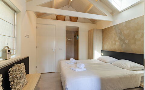 Residence Domburgse Duinen: Interieur Ontwerp, Hout, Slaapkamer, Verdieping, Plafond, Flooring, Bed, Laken, Kamer, Bedding