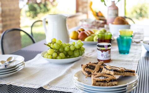 Il Pino Apartment: Voedsel, Tableware, Serveware, Tafel, Drinkware, Dishware, Meubilair, Ingrediënt, Fruit, Bord