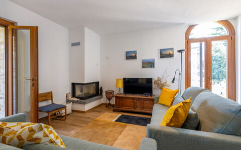 Il Pino Apartment: Meubilair, Interieur Ontwerp, Flooring, Verdieping, Muur, Hout, Bankstel, Kamer, Woonkamer, Plafond
