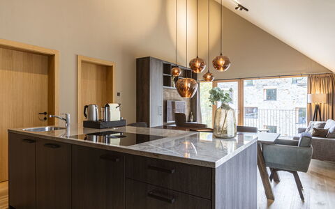 Schruns 600: Interieur Ontwerp, Keuken, Flooring, Lichte Inrichting, Countertop, Meubilair, Hout, Plafond, Verdieping, Verlichting