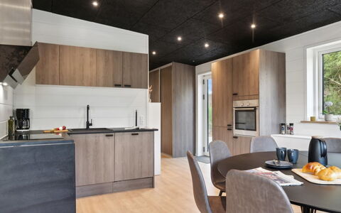 Danske - 6.8Km from the Sea: Meubilair, Interieur Ontwerp, Flooring, Keuken, Countertop, Lichte Inrichting, Plafond, Hout, Verdieping, Toestel Van De Keuken