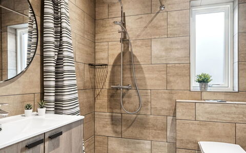 Danske - 6.8Km from the Sea: Flooring, Verdieping, Muur, Loodgieterswerkinrichting, Interieur Ontwerp, Badkamer, Toilet, Tegel, Wc Bril, Loodgieter