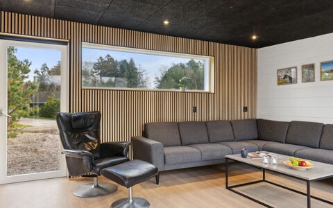 Danske - 6.8Km from the Sea: Interieur Ontwerp, Muur, Flooring, Hout, Plafond, Verdieping, Meubilair, Bankstel, Woonkamer, Verlichting