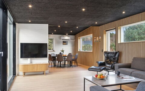 Danske - 6.8Km from the Sea: Interieur Ontwerp, Muur, Flooring, Plafond, Hout, Lichte Inrichting, Meubilair, Verdieping, Woonkamer, Verlichting