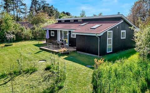 Rik - 2Km from the Sea: Huis, Huis, Deur, Dak, Verblijf, Landgoed, Tuin, Schaduw, Siding, Werf