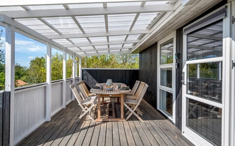 Rik - 2Km from the Sea: Huis, Huis, Deur, Dak, Verblijf, Landgoed, Tuin, Schaduw, Siding, Werf