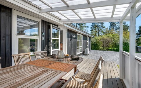 Rik - 2Km from the Sea: Huis, Huis, Deur, Dak, Verblijf, Landgoed, Tuin, Schaduw, Siding, Werf