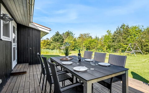 Rik - 2Km from the Sea: Huis, Huis, Deur, Dak, Verblijf, Landgoed, Tuin, Schaduw, Siding, Werf