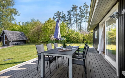 Rik - 2Km from the Sea: Huis, Huis, Deur, Dak, Verblijf, Landgoed, Tuin, Schaduw, Siding, Werf