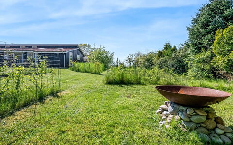 Rik - 2Km from the Sea: Huis, Huis, Deur, Dak, Verblijf, Landgoed, Tuin, Schaduw, Siding, Werf
