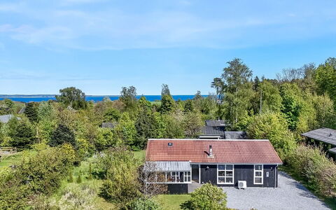 Rik - 2Km from the Sea: Huis, Huis, Deur, Dak, Verblijf, Landgoed, Tuin, Schaduw, Siding, Werf