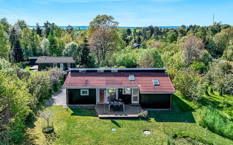 Rik - 2Km from the Sea: Huis, Huis, Deur, Dak, Verblijf, Landgoed, Tuin, Schaduw, Siding, Werf