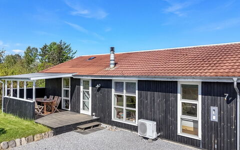 Rik - 2Km from the Sea: Huis, Huis, Deur, Dak, Verblijf, Landgoed, Tuin, Schaduw, Siding, Werf