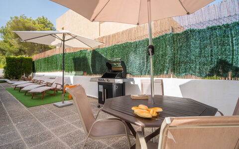 De Vacances: Buitenmeubels, Meubilair, Tuin, Schaduw, Paraplu, Stoel, Landscaping, Backyard, Buitentafel, Beits