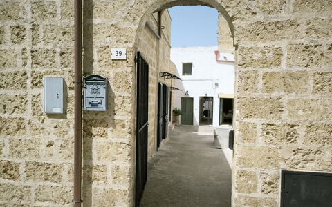 Morciano di Leuca 1: Muur, Architectuur, Samengesteld Materiaal, Deur, Beton, Steen, Metselwerk, Stenen Muur, Steeg