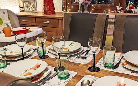 Ruhrtalblick: Tableware, Meubilair, Tafel, Dishware, Serveware, Tafelkleed, Bord, Eetkamer, Drinkware, Stoel