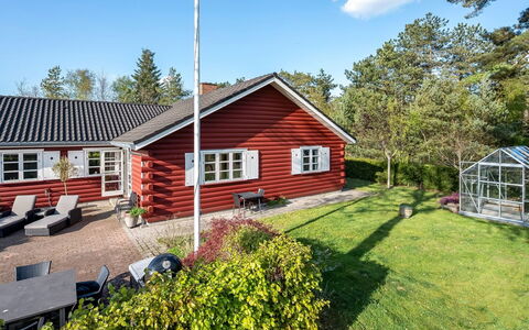 Ingert - 1Km from the Sea: Flooring, Muur, Verdieping, Interieur Ontwerp, Hout, Plafond, Houten Vloer, Verlichting, Meubilair, Laminaatvloer