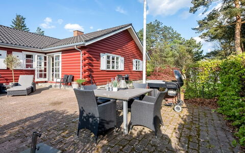 Ingert - 1Km from the Sea: Flooring, Muur, Verdieping, Interieur Ontwerp, Hout, Plafond, Houten Vloer, Verlichting, Meubilair, Laminaatvloer