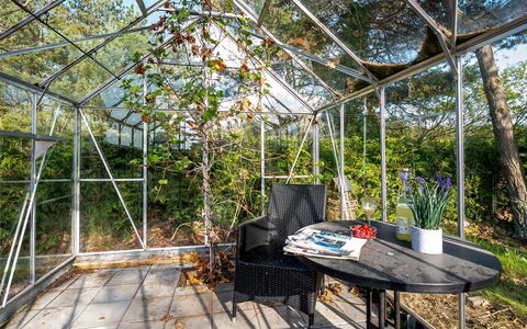 Ingert - 1Km from the Sea: Flooring, Muur, Verdieping, Interieur Ontwerp, Hout, Plafond, Houten Vloer, Verlichting, Meubilair, Laminaatvloer