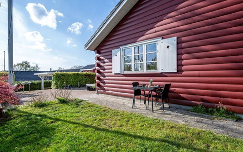 Ingert - 1Km from the Sea: Flooring, Muur, Verdieping, Interieur Ontwerp, Hout, Plafond, Houten Vloer, Verlichting, Meubilair, Laminaatvloer