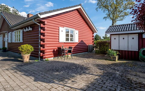 Ingert - 1Km from the Sea: Flooring, Muur, Verdieping, Interieur Ontwerp, Hout, Plafond, Houten Vloer, Verlichting, Meubilair, Laminaatvloer