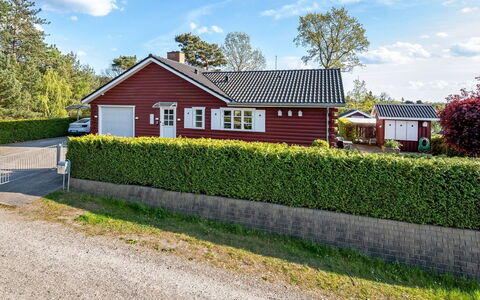 Ingert - 1Km from the Sea: Flooring, Muur, Verdieping, Interieur Ontwerp, Hout, Plafond, Houten Vloer, Verlichting, Meubilair, Laminaatvloer