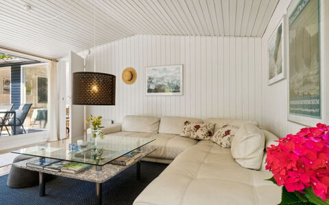 Sylvie - 400M from the Sea: Interieur Ontwerp, Meubilair, Bankstel, Flooring, Plafond, Verdieping, Woonkamer, Verlichting, Huis, Tafel