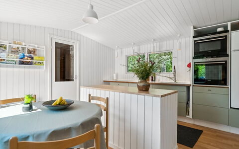 Sylvie - 400M from the Sea: Flooring, Hout, Interieur Ontwerp, Plafond, Verdieping, Keuken, Countertop, Meubilair, Toestel Van De Keuken, Houten Vloer