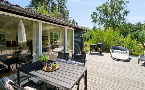 Sylvie - 400M from the Sea: Hout, Meubilair, Huis, Stoel, Buitenmeubels, Veranda, Deur, Dek, Tuin, Schaduw