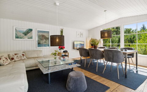 Sylvie - 400M from the Sea: Meubilair, Interieur Ontwerp, Hout, Plafond, Bankstel, Flooring, Woonkamer, Huis, Tafel, Kamer