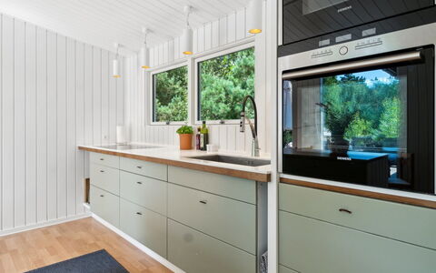 Sylvie - 400M from the Sea: Flooring, Interieur Ontwerp, Hout, Keuken, Countertop, Toestel Van De Keuken, Verdieping, Cabinetry, Plafond, Major Appliance
