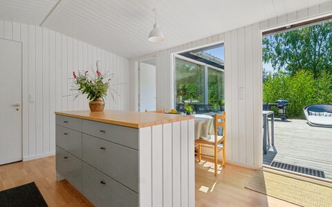 Sylvie - 400M from the Sea: Flooring, Hout, Verdieping, Countertop, Keuken, Houten Vloer, Interieur Ontwerp, Huis, Meubilair, Cabinetry
