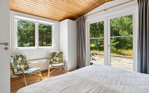 Sylvie - 400M from the Sea: Interieur Ontwerp, Hout, Meubilair, Flooring, Verdieping, Slaapkamer, Plafond, Bed, Huis, Verlichting