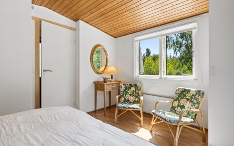 Sylvie - 400M from the Sea: Interieur Ontwerp, Muur, Meubilair, Flooring, Verdieping, Slaapkamer, Hout, Bed, Plafond, Kamer