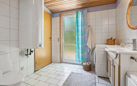 Sylvie - 400M from the Sea: Badkamer, Loodgieterswerkinrichting, Flooring, Interieur Ontwerp, Verdieping, Wastafel, Wastafel In De Badkamer, Kraan, Toilet, Loodgieter