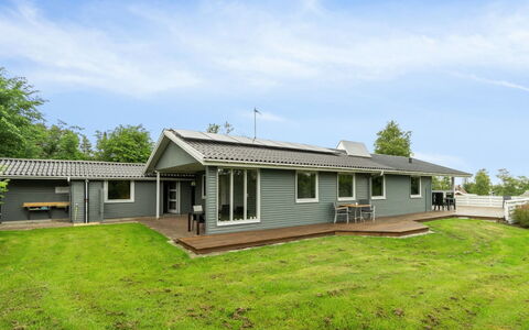 Blomma - 300M from the Sea: Dak, Huis, Huis, Verblijf, Siding, Landgoed, Oprit, Garden Gebouwen, Werf, Schuur