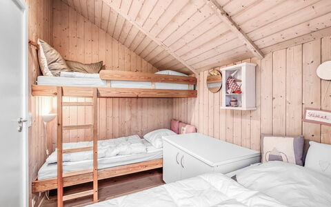 Kuisma - 1.1Km to the Fjord: Hout, Slaapkamer, Huis, Bed, Huis, Meubilair, Bedding, Verblijf, Laken, Deur