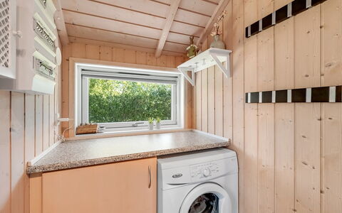 Kuisma - 1.1Km to the Fjord: Hout, Plafond, Beits, Major Appliance, Plank, Hardwood, Ontwerp, Multiplex, Keuken, Wasmachine