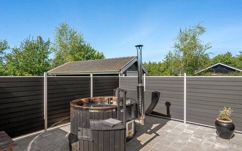 Kuisma - 1.1Km to the Fjord: Samengesteld Materiaal, Buitenmeubels, Dek, Schaduw, Outdoor Structuur, Werf, Backyard, Ontwerp, Patio, Garden Gebouwen