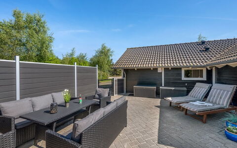 Kuisma - 1.1Km to the Fjord: Hout, Buitenmeubels, Schaduw, Dek, Hardwood, Patio, Plank, Siding, Beits, Stoel