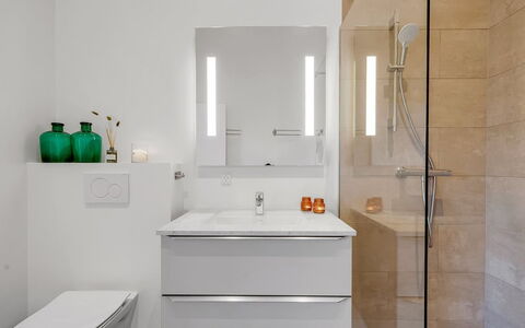 Kjeld - from the Sea: Loodgieterswerkinrichting, Flooring, Interieur Ontwerp, Badkamer, Verdieping, Wastafel In De Badkamer, Badkamerkast, Wastafel, Cabinetry, Kraan